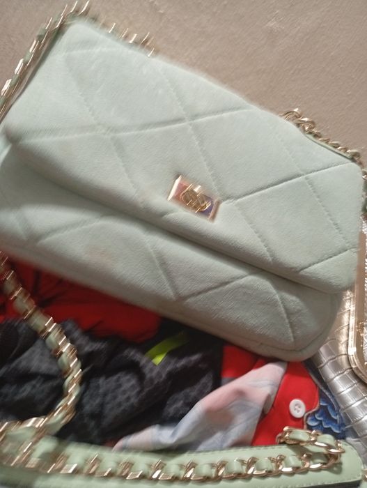 Carteira quase nova com bolsa