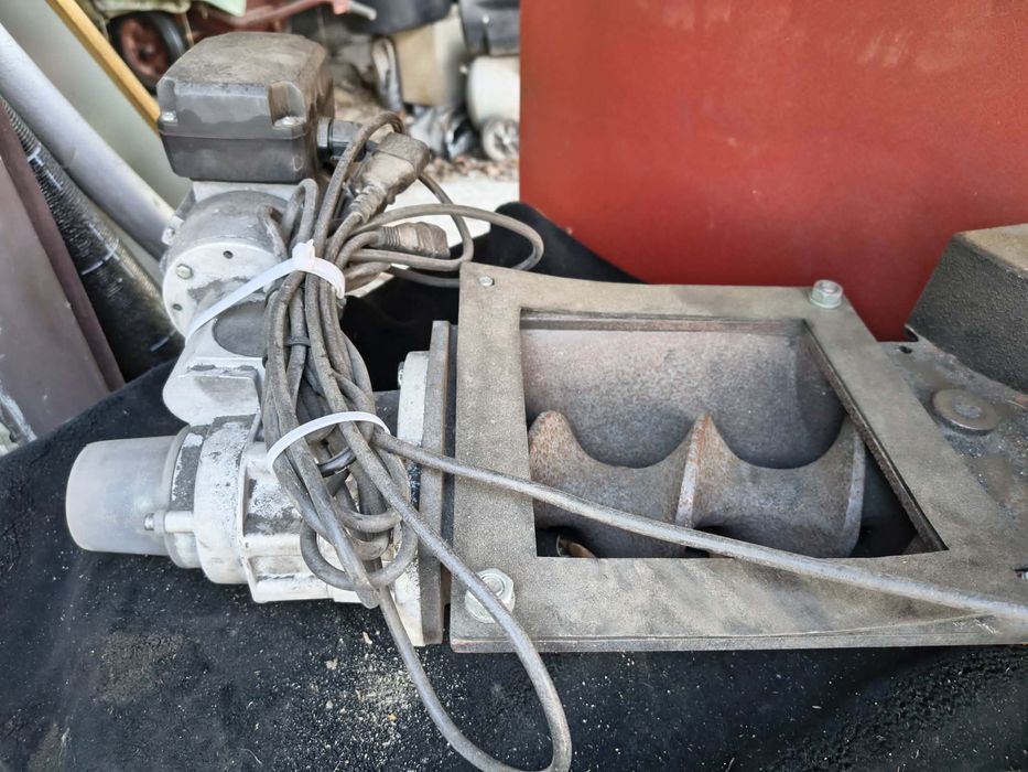 Podajnik ślimakowy do pieca