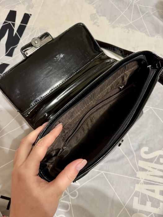 Жіноча чорна лакова сумочка