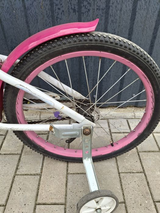 Велосипед для дівчинки.На ходу.