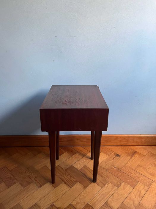 Conjunto de 2 mesinhas de apoio em madeira – uma para restauro