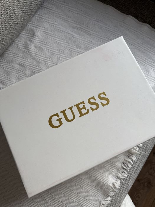 Кроссівки Guess.