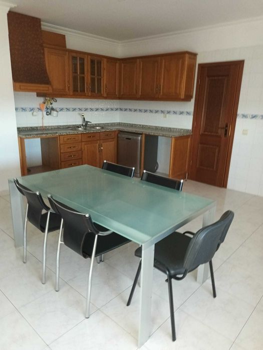 Alugo belíssimo T4 na primeira rotunda da Carapalha