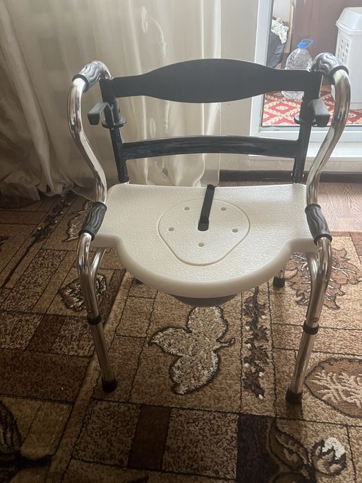 Стілець-туалет для інвалідів