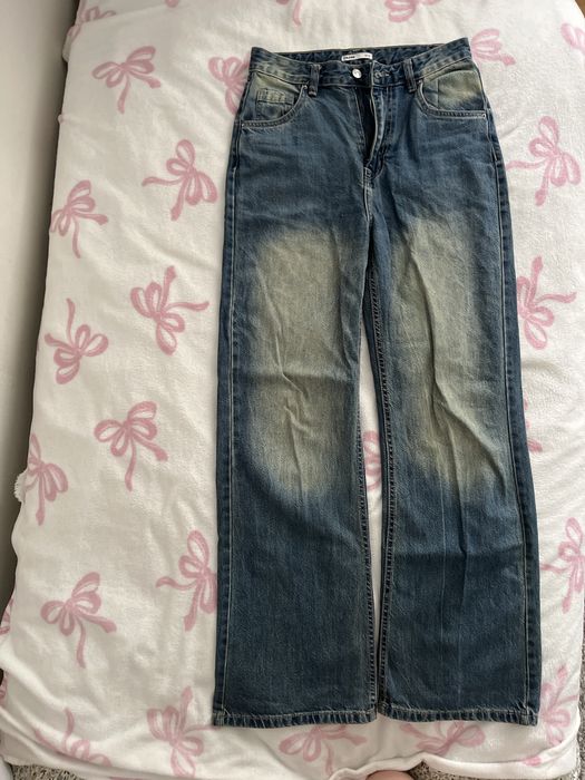 Baggy джинси,з середньою посадкою.Є невеликий дефект внизу штанини