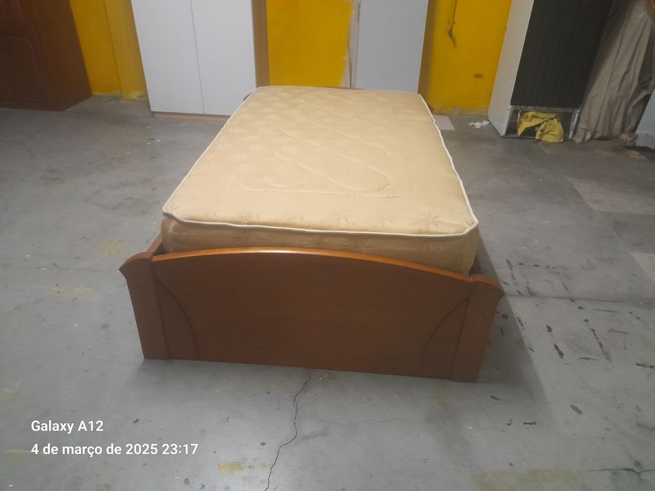 Cama corpo e meio com colchão