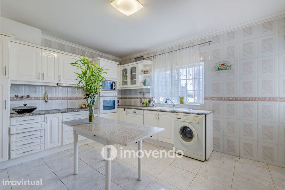 Moradia T4, com áreas amplas e jardim, em Faro