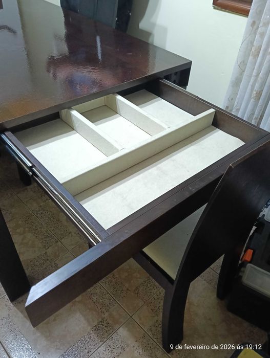 Mesa com cadeiras