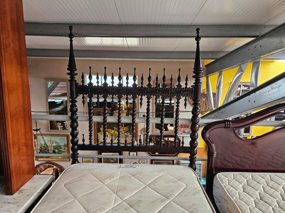 Cama antiga de solteiro em madeira com estrado e colchã
