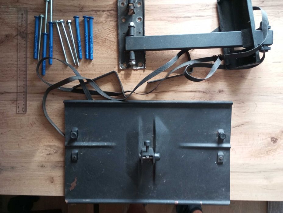 Навісна полиця дуже масивна, товстий металл