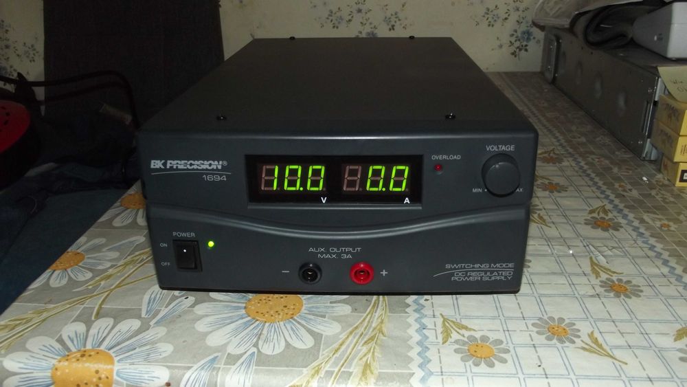 Импульсный источник питания постоянного тока с дистанционным датчиком