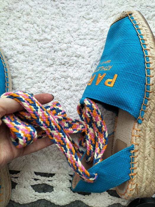 Świetne unikatowe espadryle z haftem i wiązaniem wokół kostki paris