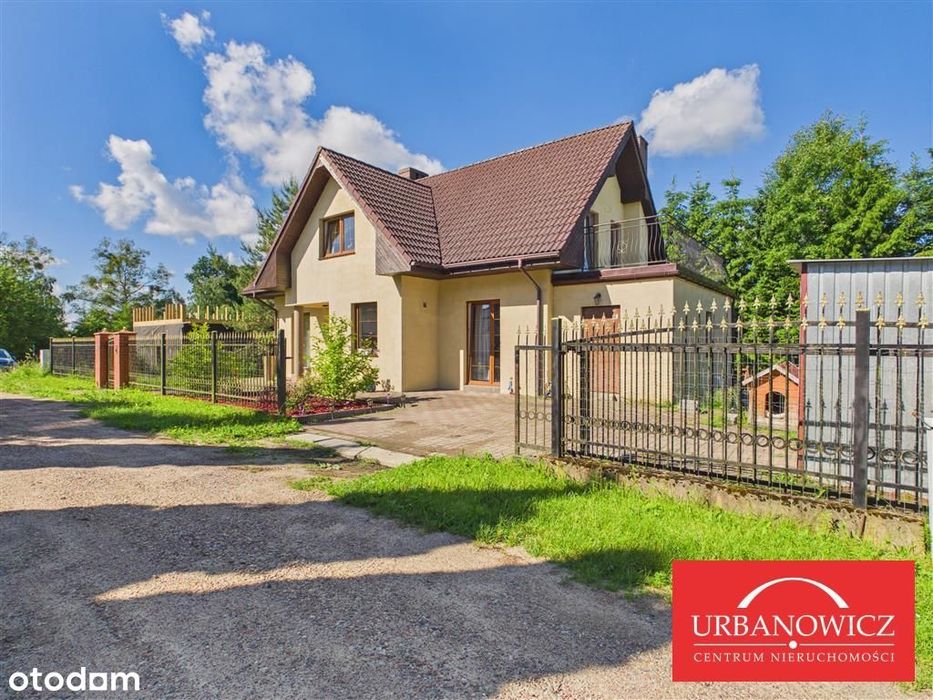 Dom w sąsiedztwie lasów i jezior.