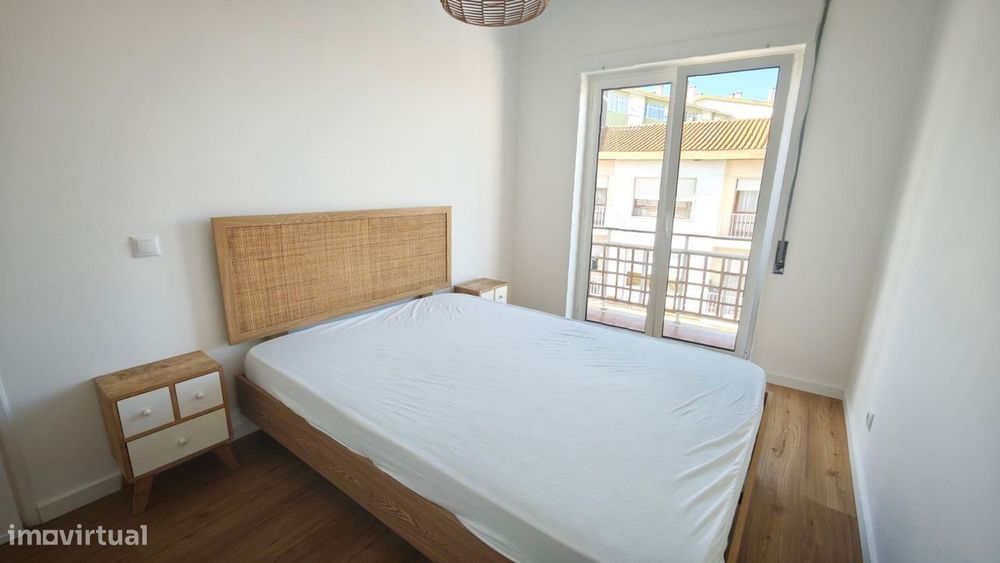 Apartamento T2 remodelado, com varanda e sótão. Centro da cidade.