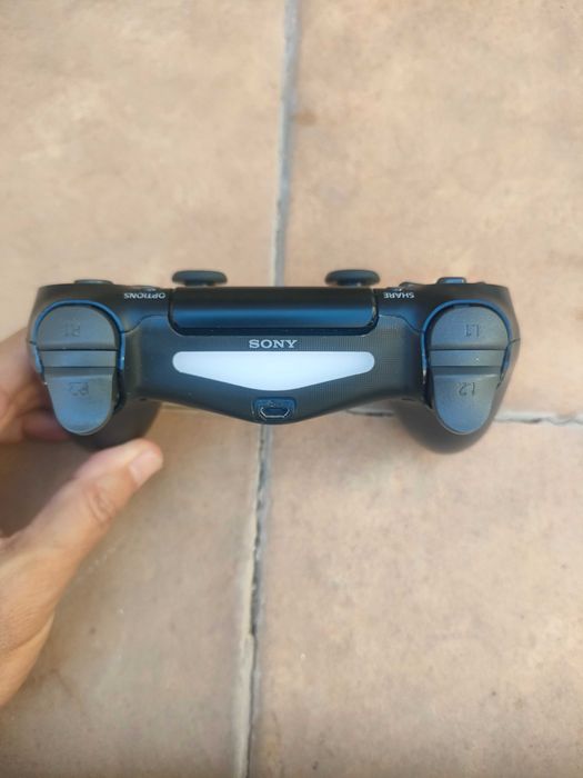 Consola PS4 com 2 comandos