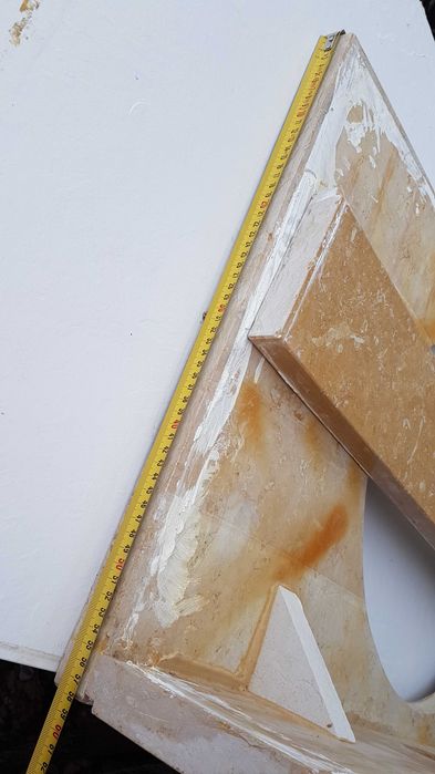 Várias loiças sanitárias, sanitas, colunas, tanques de autoclismo.