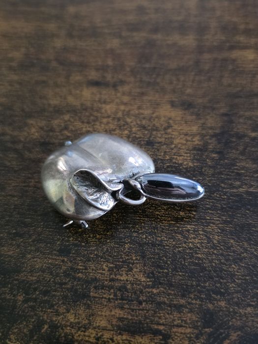 Piękna stara broszka „Jabłuszko” z hematytem – srebro 925, vintage PRL