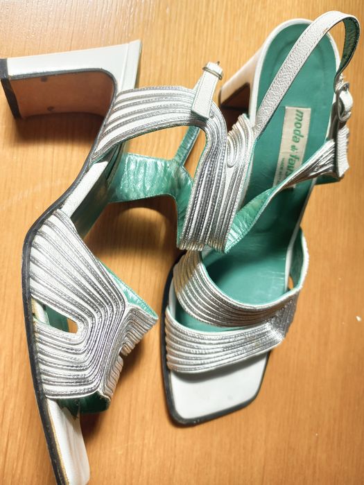 Sandałki srebrno białe że skóry 38
