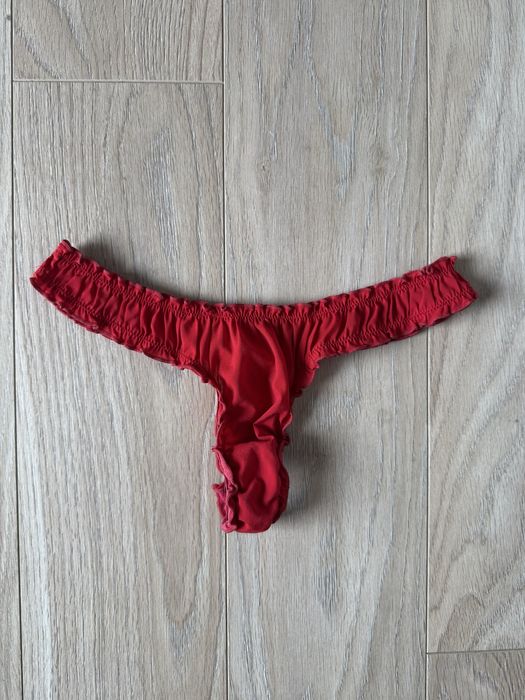 Czerwone stringi z falbankami | romantyczna bielizna damska