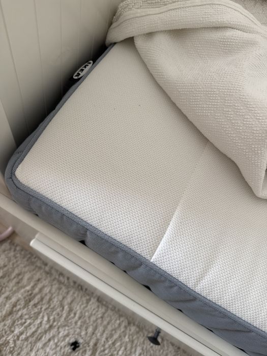 Cama/sofá e colchao Ikea com tres gavetoes como novo