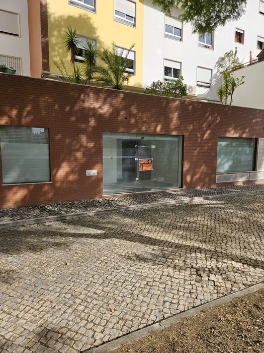 Loja para arrendar nas laranjeiras