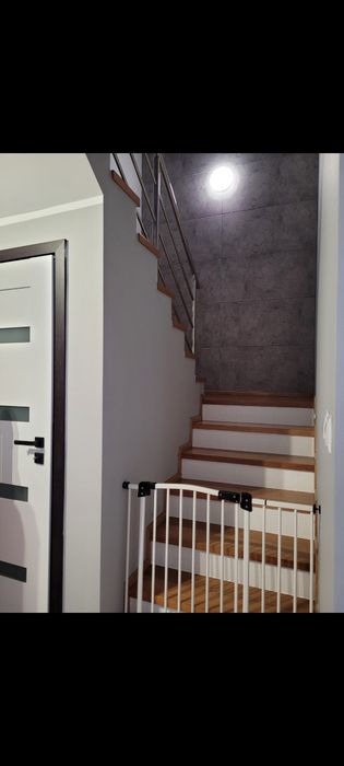 Biała bramka rozporowa na schody