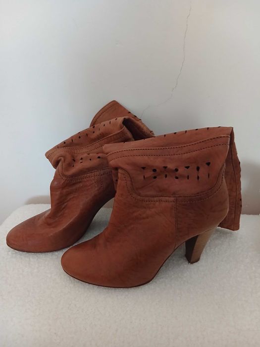 Botas em pele perfuradas