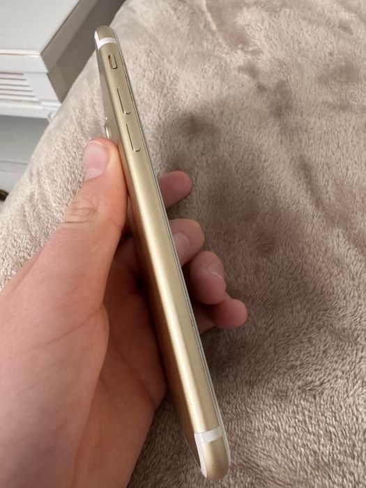 Продам IPHONE Apple 7