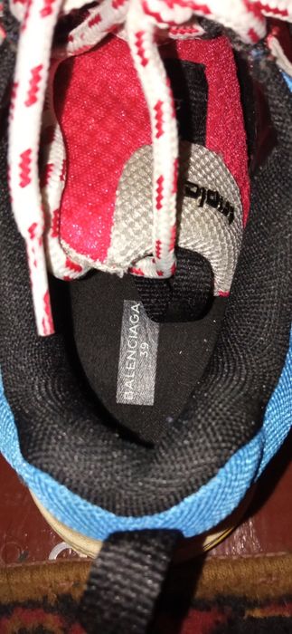 Кросівки жіночі.