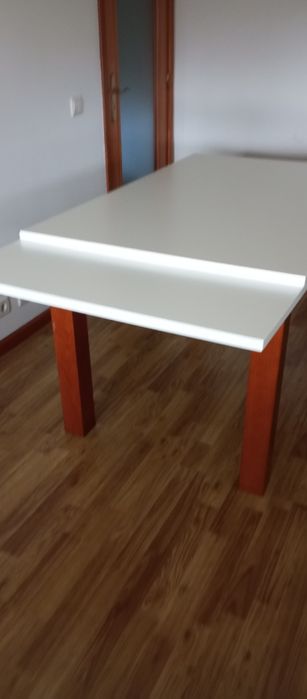 Mesa e quarto cadeiras