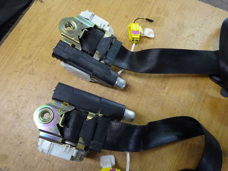 Pas bezpieczeństwa prawy przód przedni VW Passat B6