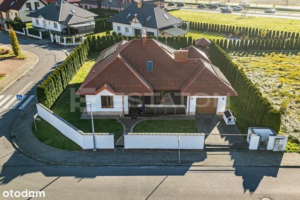 Dom z dużą ilością pokoi z pięknym tarasem