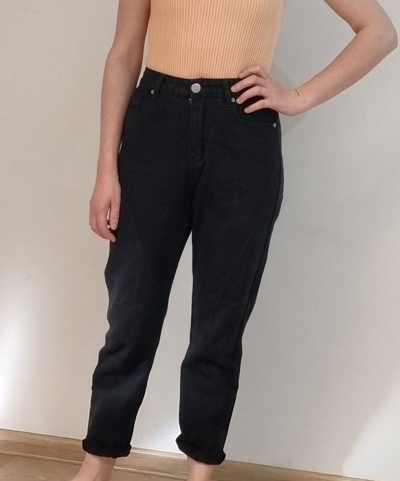 Dżinsy mom fit, czarne, Pretty Little Thing, rozmiar 8/36 z metki.