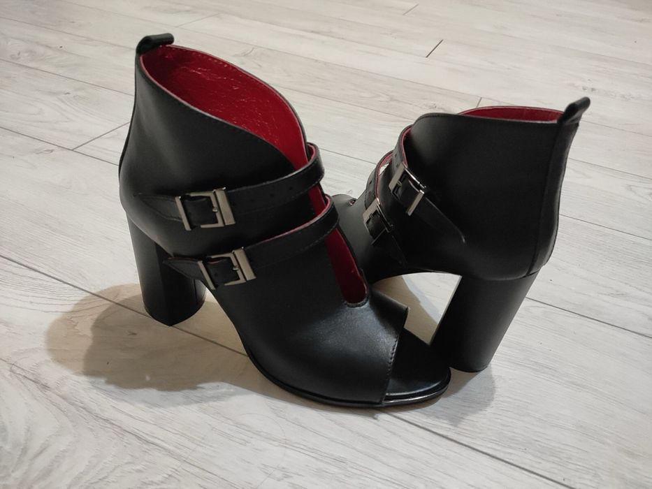 Стильні босоніжки