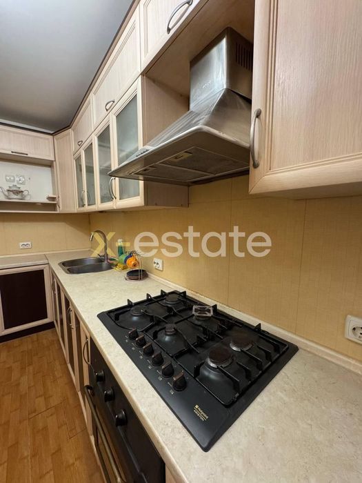 Продаж 4-кімнатної квартири в цегляній чешці в безпечному районі.