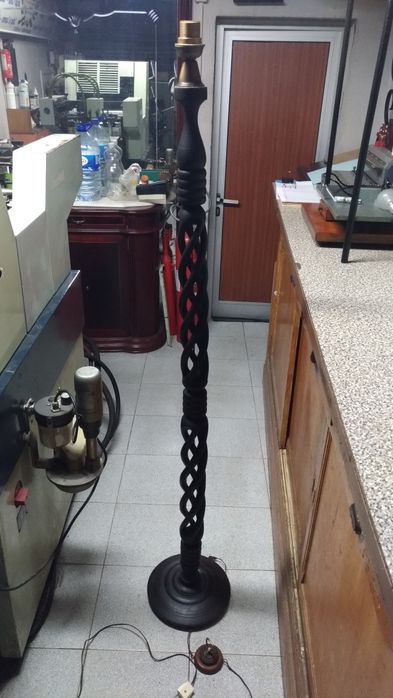 Candeeiro  de Pau Preto de pé alto