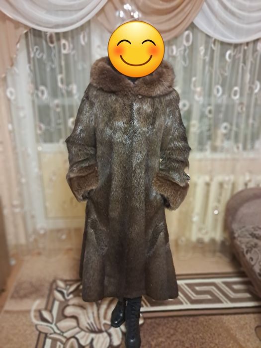 Шуба из нутрии, капюшон и на рукавах опушка из писца.
