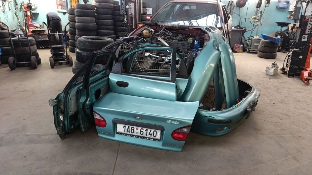 Daewoo Lanos 1.5 кпп капот бампер двері гбц замки вікна.