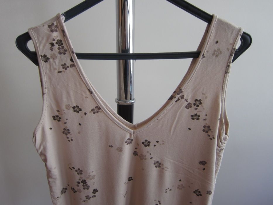 Blusa de Senhora com decote e costas em bico Caveada Beje com Flores C64575303286017124