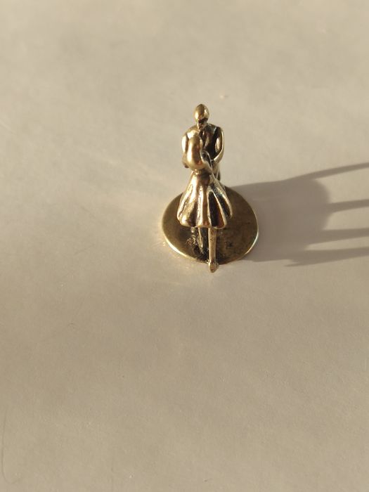 Figurka metalowa mosiądz para zaręczyny wysokość 2  cm