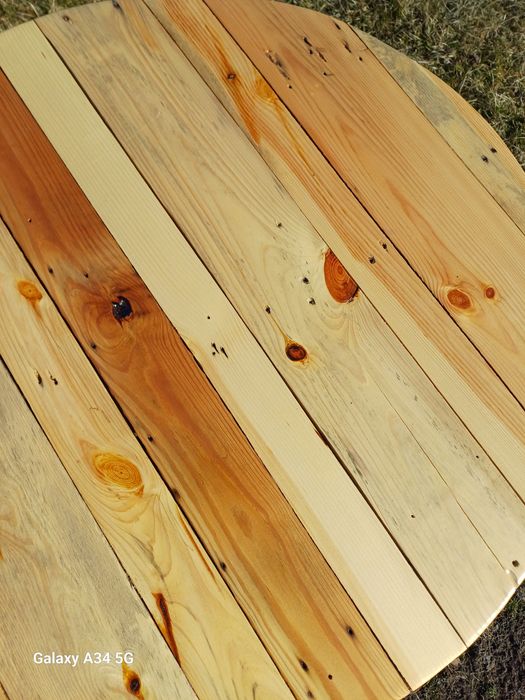 Stolik jest  okrągły