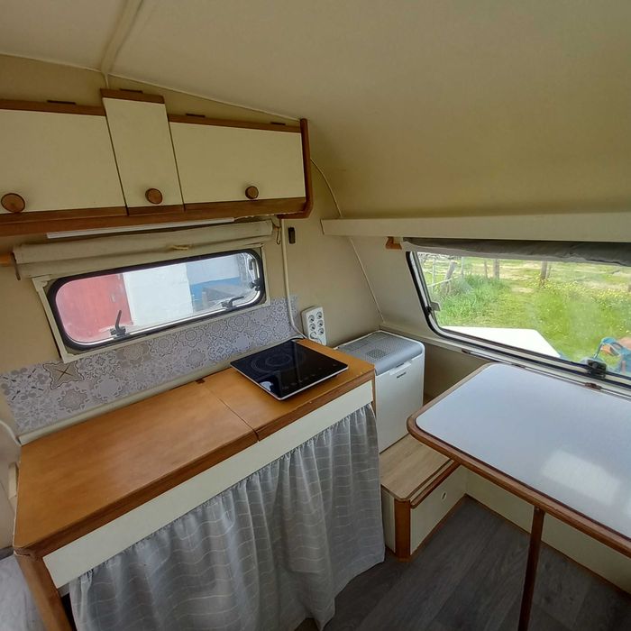 Caravana Vintage Restaurada – Pluma (1991) – 490kg – Pronta a Viajar