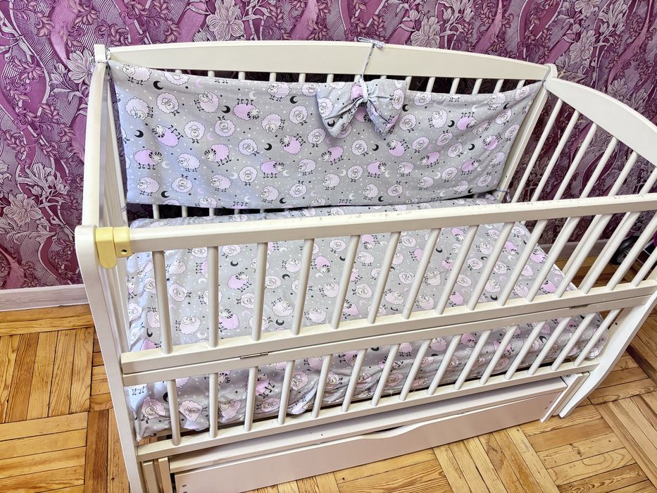 Кроватка з маятником та матрасиком