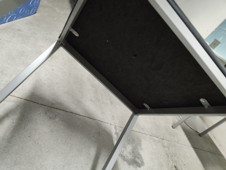 Mesa Extensível com tampo em vidro e 4 cadeiras
