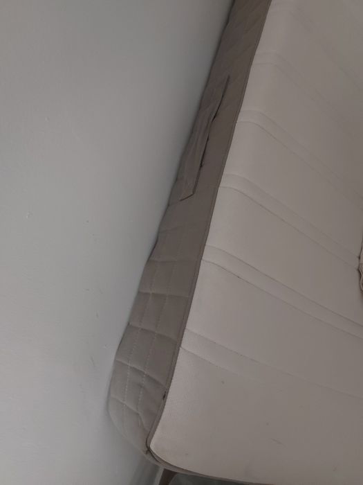 Cama branca em ferro extensível com colchão incluído