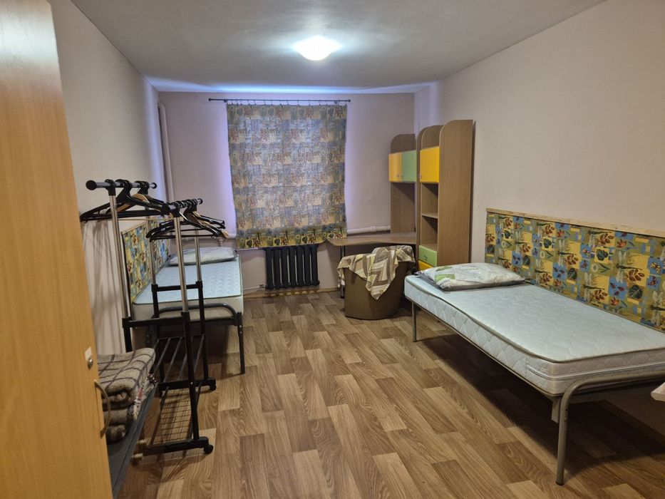 7хв м .Деміївська комната в гуртожитку 1-2особам!звоніть тільки))