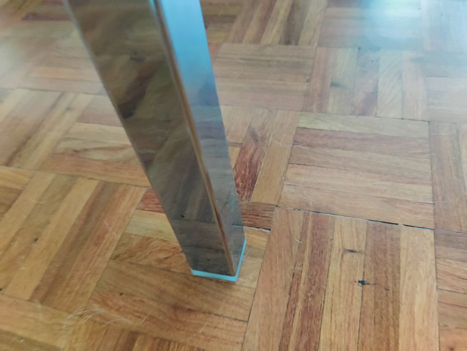 Mesa branca pés cromados