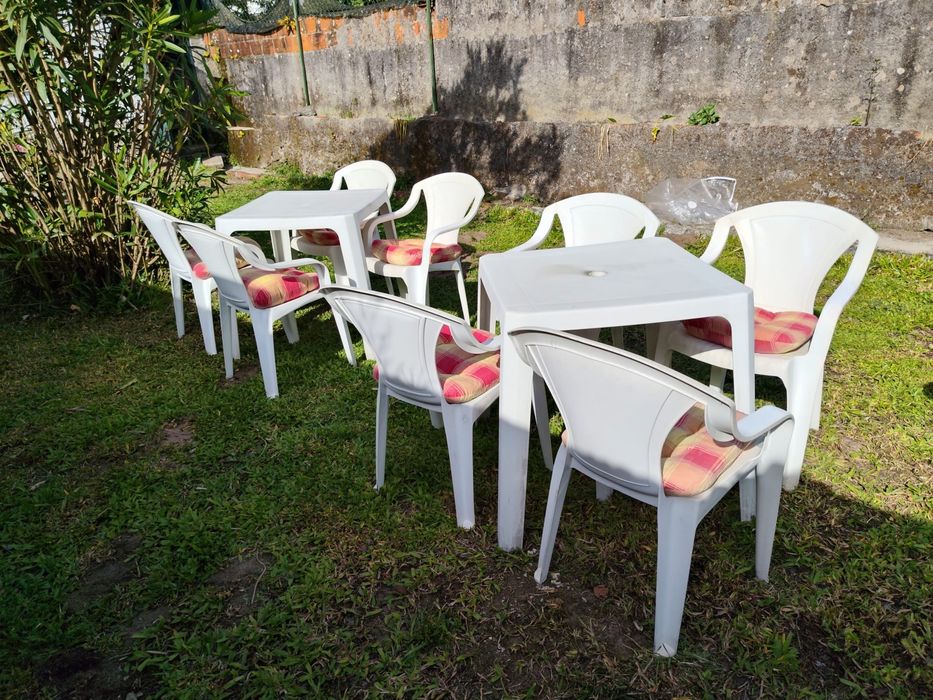 Dois conjunros de mesas e cadeiras
