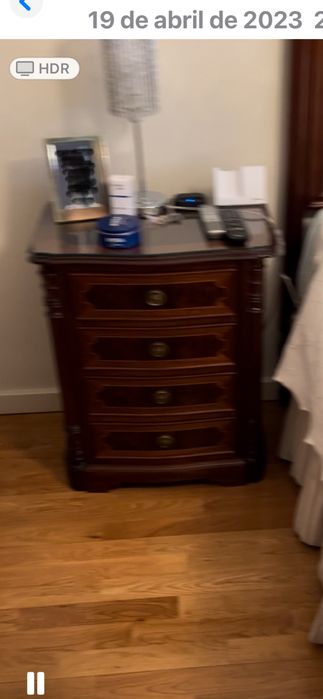 Mobilia de quarto de casal em madeira.