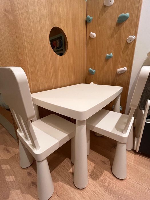 Conjunto de mesa com duas cadeiras e um banco para crianças | 45€